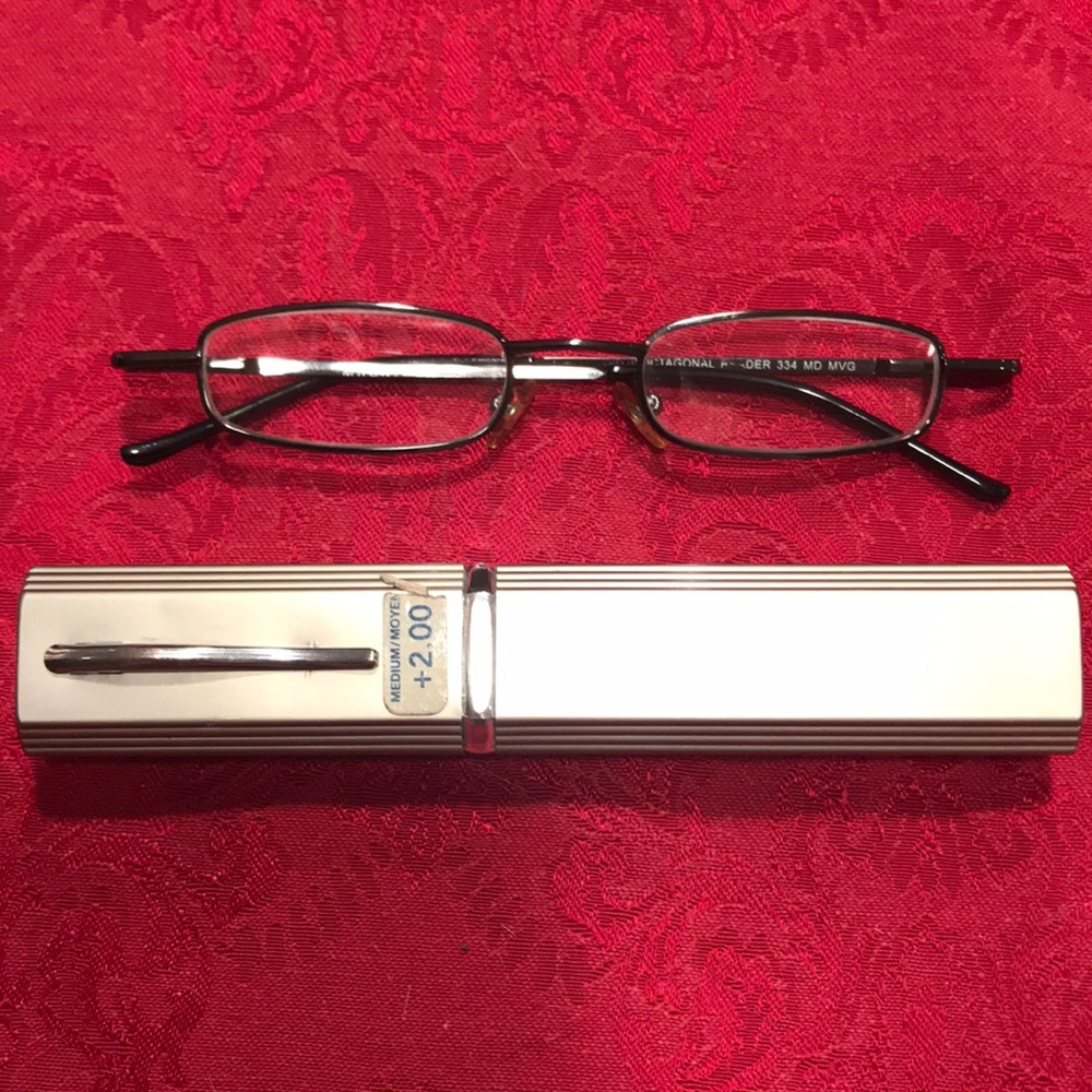 Like new +200 Readers With Case